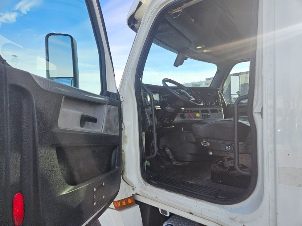 Day Cab Tractor-Heavy Duty Tractors-Freightliner-2019-T12664ST-Brooklyn Park-MN-313,815\n\t\tmiles-$ 46,500 - Image 9