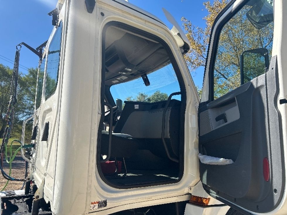 Day Cab Tractor-Heavy Duty Tractors-Freightliner-2019-T12664ST-Brooklyn Park-MN-314,859\n\t\tmiles-$ 43,000 - Image 12