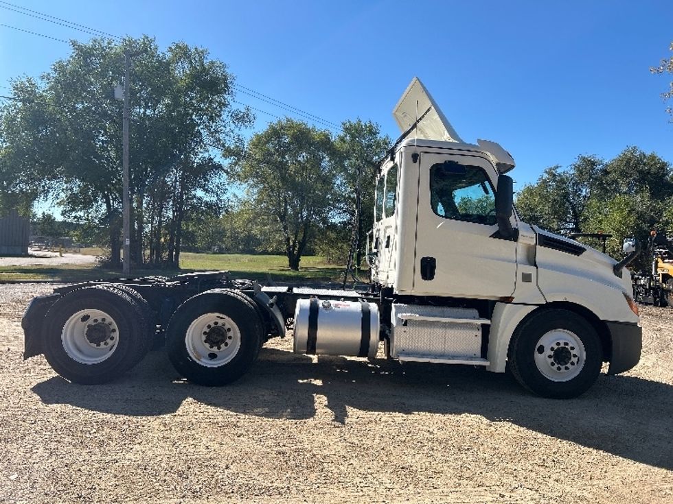Day Cab Tractor-Heavy Duty Tractors-Freightliner-2019-T12664ST-Brooklyn Park-MN-314,859\n\t\tmiles-$ 43,000 - Image 8