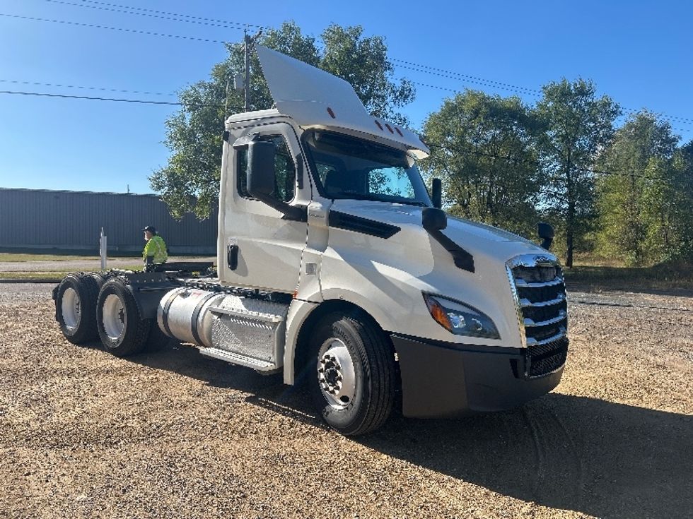 Day Cab Tractor-Heavy Duty Tractors-Freightliner-2019-T12664ST-Brooklyn Park-MN-315,779\n\t\tmiles-$ 43,000 - Image 1
