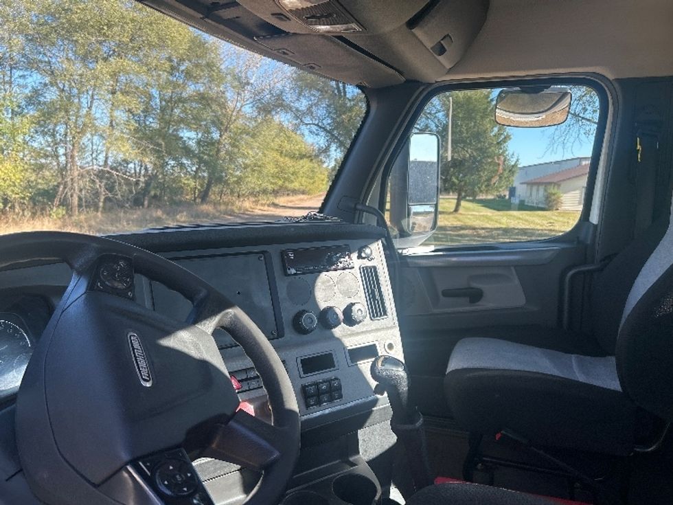 Day Cab Tractor-Heavy Duty Tractors-Freightliner-2019-T12664ST-Brooklyn Park-MN-315,779\n\t\tmiles-$ 43,000 - Image 10