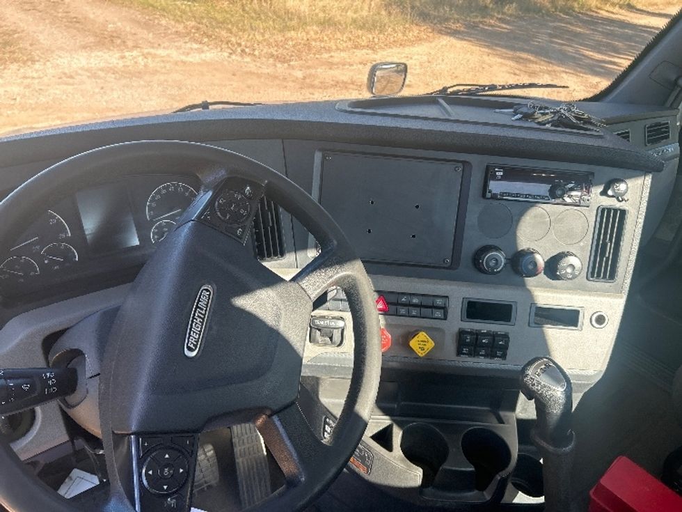 Day Cab Tractor-Heavy Duty Tractors-Freightliner-2019-T12664ST-Brooklyn Park-MN-315,779\n\t\tmiles-$ 43,000 - Image 11