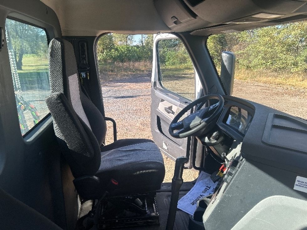 Day Cab Tractor-Heavy Duty Tractors-Freightliner-2019-T12664ST-Brooklyn Park-MN-315,779\n\t\tmiles-$ 43,000 - Image 14