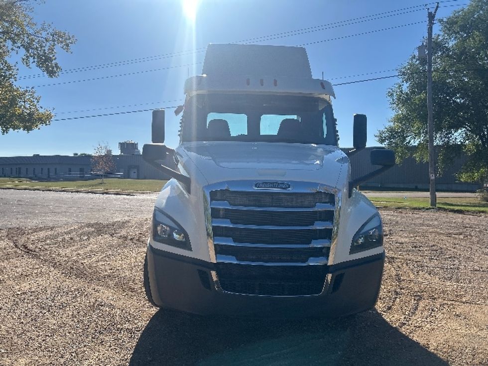 Day Cab Tractor-Heavy Duty Tractors-Freightliner-2019-T12664ST-Brooklyn Park-MN-315,779\n\t\tmiles-$ 43,000 - Image 2