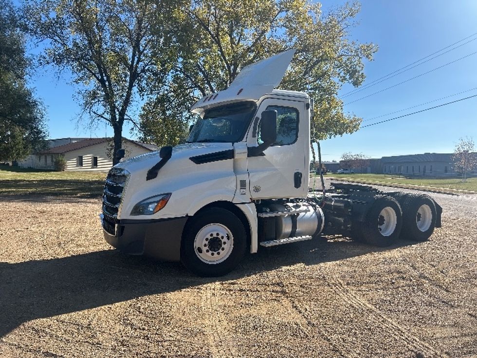 Day Cab Tractor-Heavy Duty Tractors-Freightliner-2019-T12664ST-Brooklyn Park-MN-315,779\n\t\tmiles-$ 43,000 - Image 3