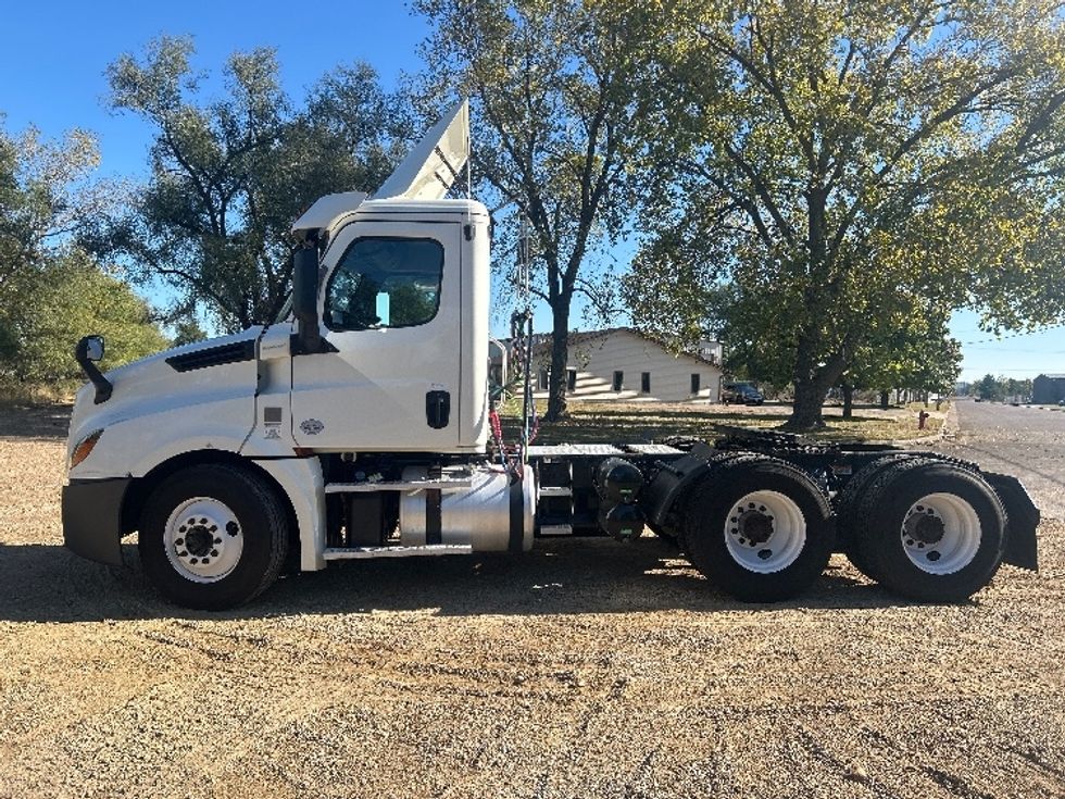 Day Cab Tractor-Heavy Duty Tractors-Freightliner-2019-T12664ST-Brooklyn Park-MN-315,779\n\t\tmiles-$ 43,000 - Image 4