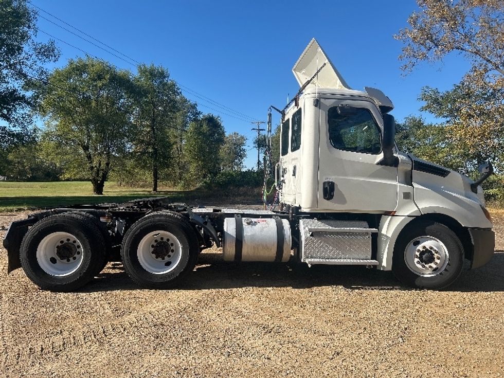 Day Cab Tractor-Heavy Duty Tractors-Freightliner-2019-T12664ST-Brooklyn Park-MN-315,779\n\t\tmiles-$ 43,000 - Image 8