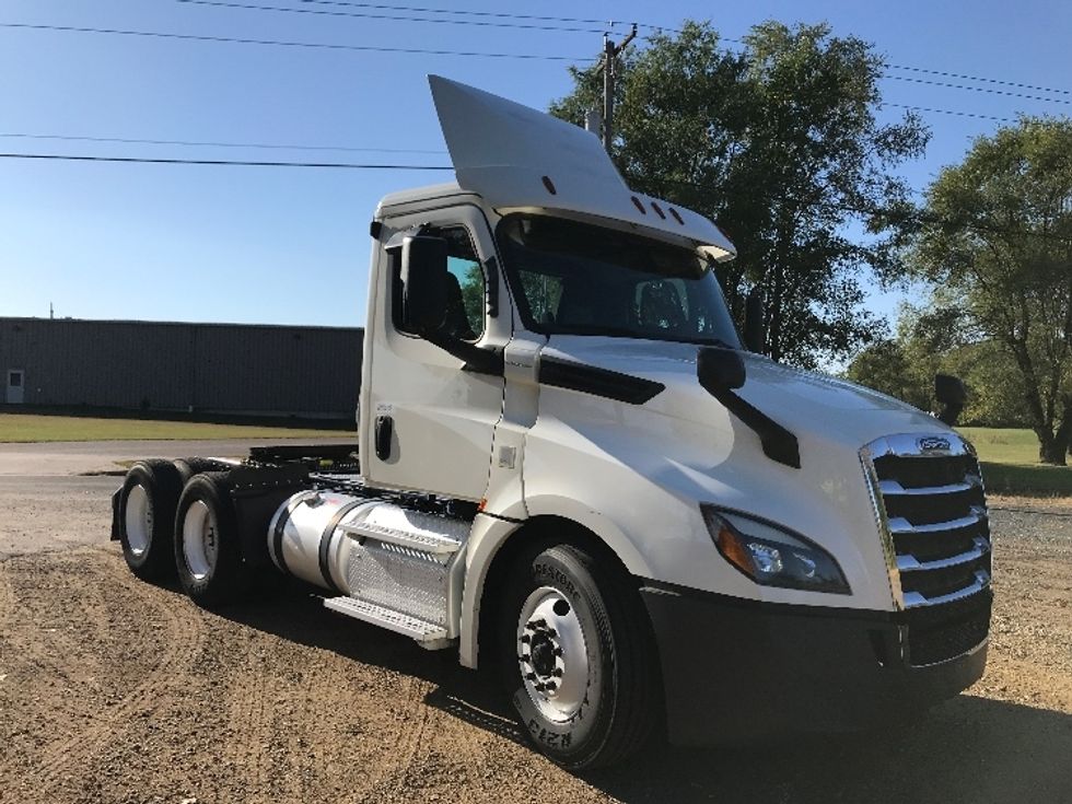 Day Cab Tractor-Heavy Duty Tractors-Freightliner-2019-T12664ST-Brooklyn Park-MN-319,172\n\t\tmiles-$ 42,750 - Image 1