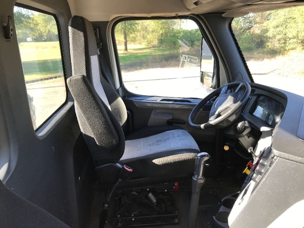 Day Cab Tractor-Heavy Duty Tractors-Freightliner-2019-T12664ST-Brooklyn Park-MN-319,172\n\t\tmiles-$ 42,750 - Image 14
