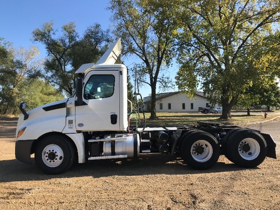 Day Cab Tractor-Heavy Duty Tractors-Freightliner-2019-T12664ST-Brooklyn Park-MN-319,172\n\t\tmiles-$ 42,750 - Image 4