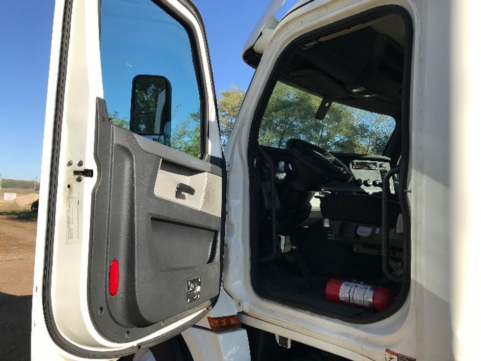 Day Cab Tractor-Heavy Duty Tractors-Freightliner-2019-T12664ST-Brooklyn Park-MN-319,172\n\t\tmiles-$ 42,750 - Image 9