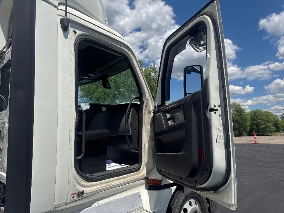 Day Cab Tractor-Heavy Duty Tractors-Freightliner-2019-T12664ST-Brooklyn Park-MN-415,134\n\t\tmiles-$ 40,250 - Image 12