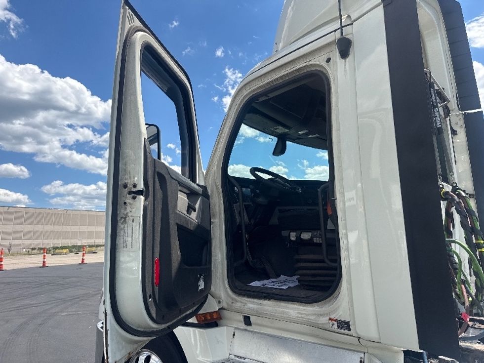 Day Cab Tractor-Heavy Duty Tractors-Freightliner-2019-T12664ST-Brooklyn Park-MN-415,134\n\t\tmiles-$ 40,250 - Image 9