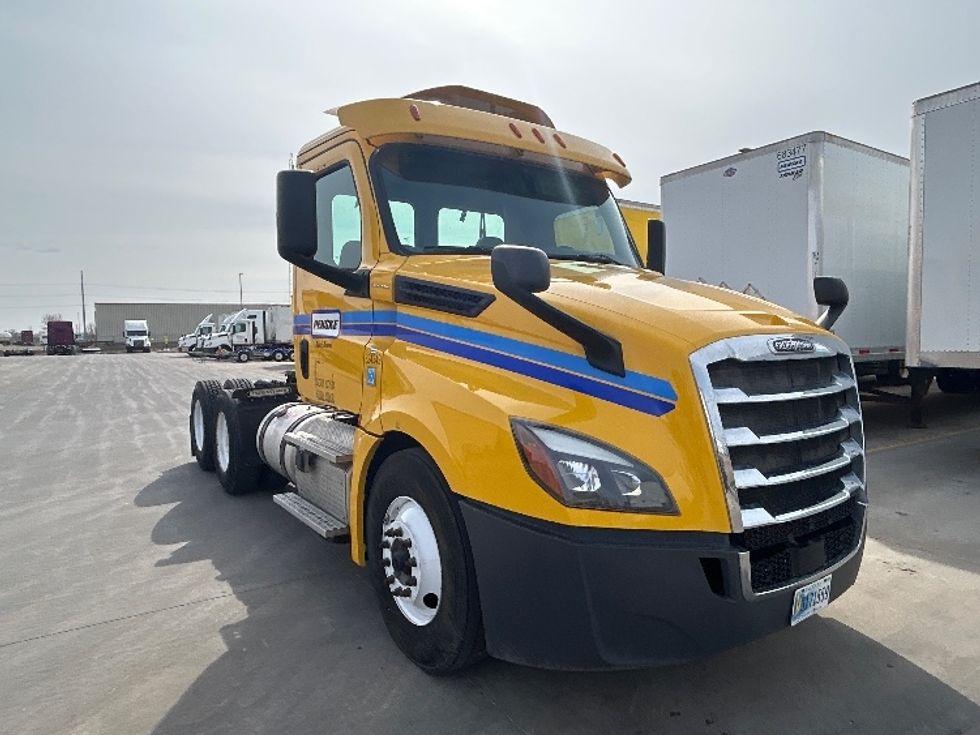 Day Cab Tractor-Heavy Duty Tractors-Freightliner-2019-T12664ST-Brooklyn Park-MN-454,091\n\t\tmiles-$ 39,250 - Image 1