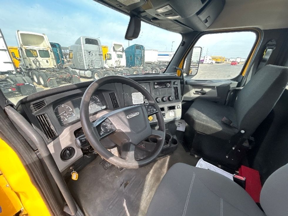 Day Cab Tractor-Heavy Duty Tractors-Freightliner-2019-T12664ST-Brooklyn Park-MN-454,091\n\t\tmiles-$ 39,250 - Image 10