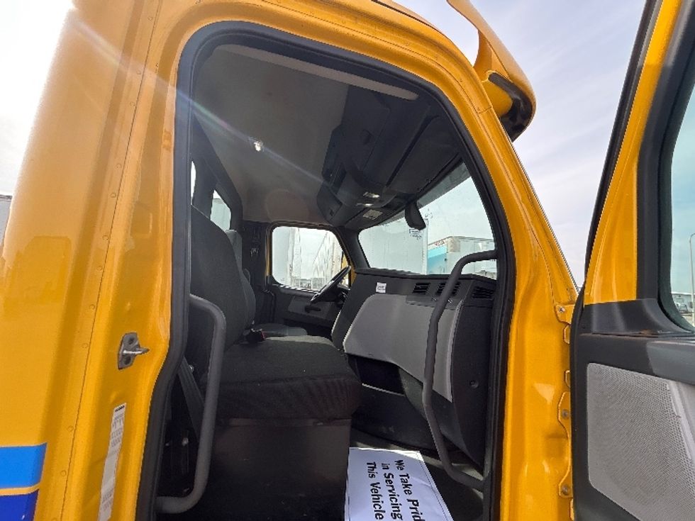Day Cab Tractor-Heavy Duty Tractors-Freightliner-2019-T12664ST-Brooklyn Park-MN-454,091\n\t\tmiles-$ 39,250 - Image 12