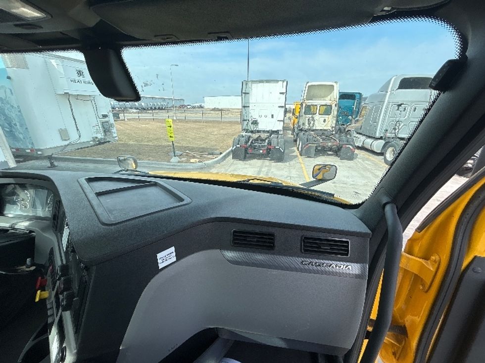 Day Cab Tractor-Heavy Duty Tractors-Freightliner-2019-T12664ST-Brooklyn Park-MN-454,091\n\t\tmiles-$ 39,250 - Image 13