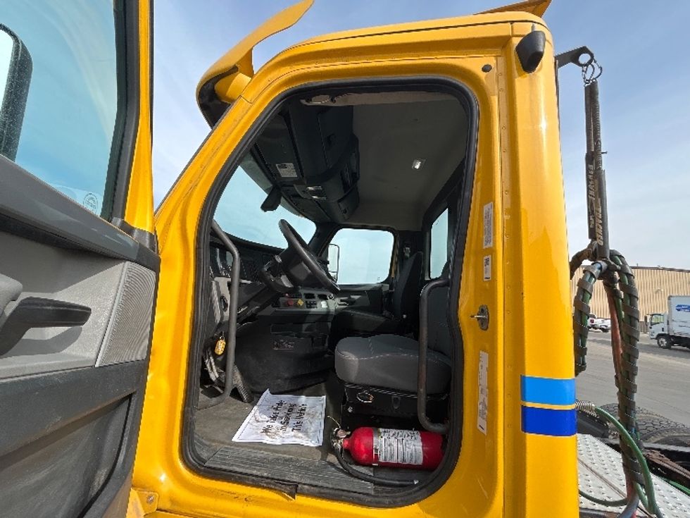 Day Cab Tractor-Heavy Duty Tractors-Freightliner-2019-T12664ST-Brooklyn Park-MN-454,091\n\t\tmiles-$ 39,250 - Image 9