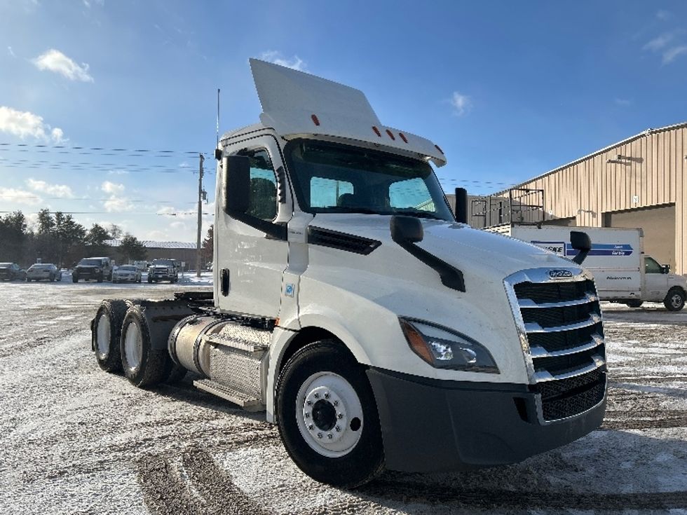 Day Cab Tractor-Heavy Duty Tractors-Freightliner-2019-T12664ST-Brooklyn Park-MN-588,096\n\t\tmiles-$ 26,500 - Image 1