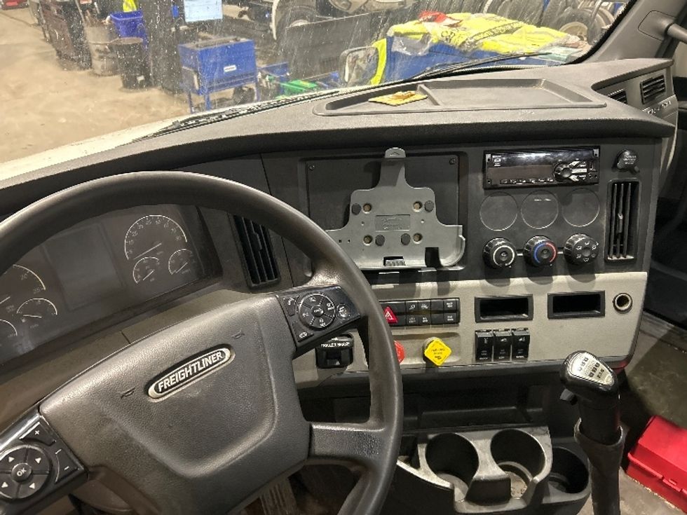 Day Cab Tractor-Heavy Duty Tractors-Freightliner-2019-T12664ST-Brooklyn Park-MN-588,096\n\t\tmiles-$ 26,500 - Image 11