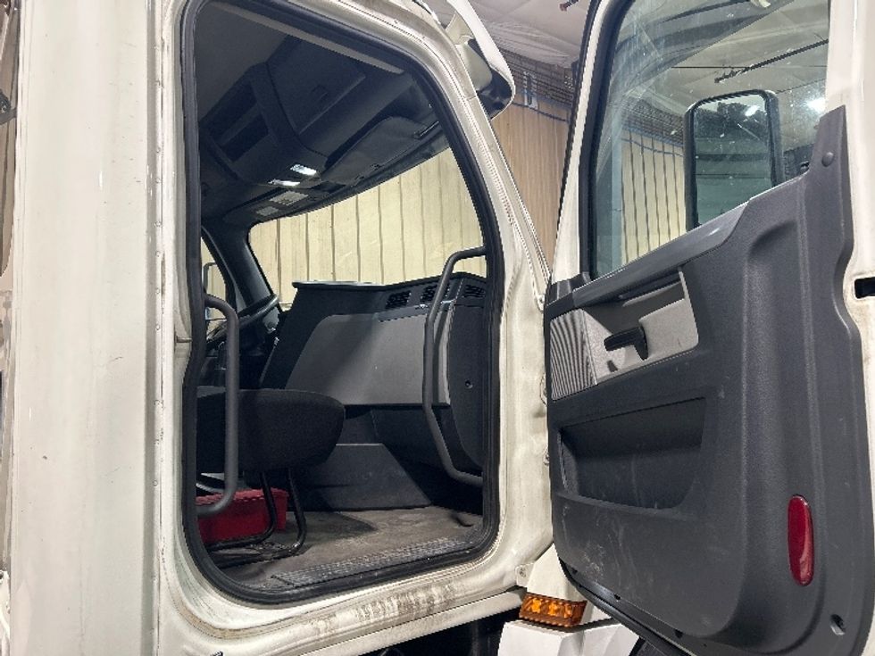 Day Cab Tractor-Heavy Duty Tractors-Freightliner-2019-T12664ST-Brooklyn Park-MN-588,096\n\t\tmiles-$ 26,500 - Image 12