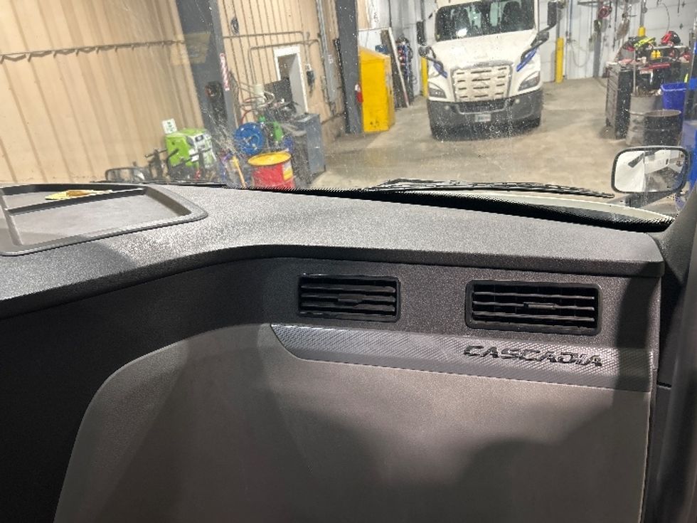 Day Cab Tractor-Heavy Duty Tractors-Freightliner-2019-T12664ST-Brooklyn Park-MN-588,096\n\t\tmiles-$ 26,500 - Image 13