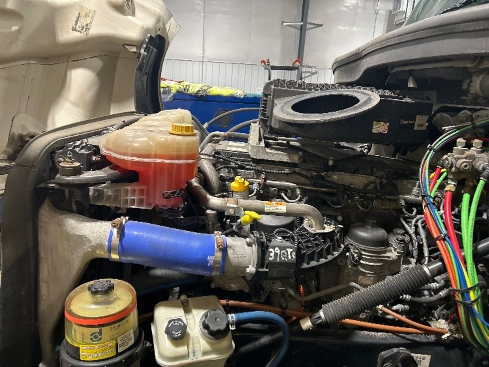 Day Cab Tractor-Heavy Duty Tractors-Freightliner-2019-T12664ST-Brooklyn Park-MN-588,096\n\t\tmiles-$ 26,500 - Image 16