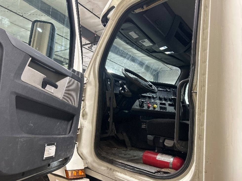 Day Cab Tractor-Heavy Duty Tractors-Freightliner-2019-T12664ST-Brooklyn Park-MN-588,096\n\t\tmiles-$ 26,500 - Image 9