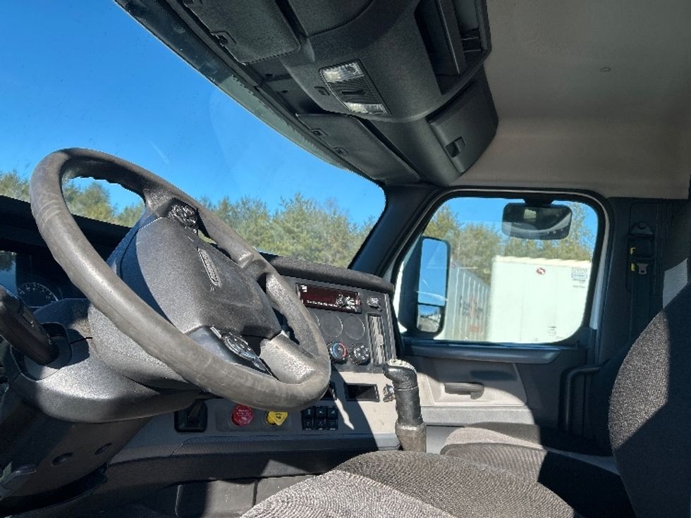 Day Cab Tractor-Heavy Duty Tractors-Freightliner-2019-T12664ST-Brooklyn Park-MN-608,940\n\t\tmiles-$ 25,000 - Image 10
