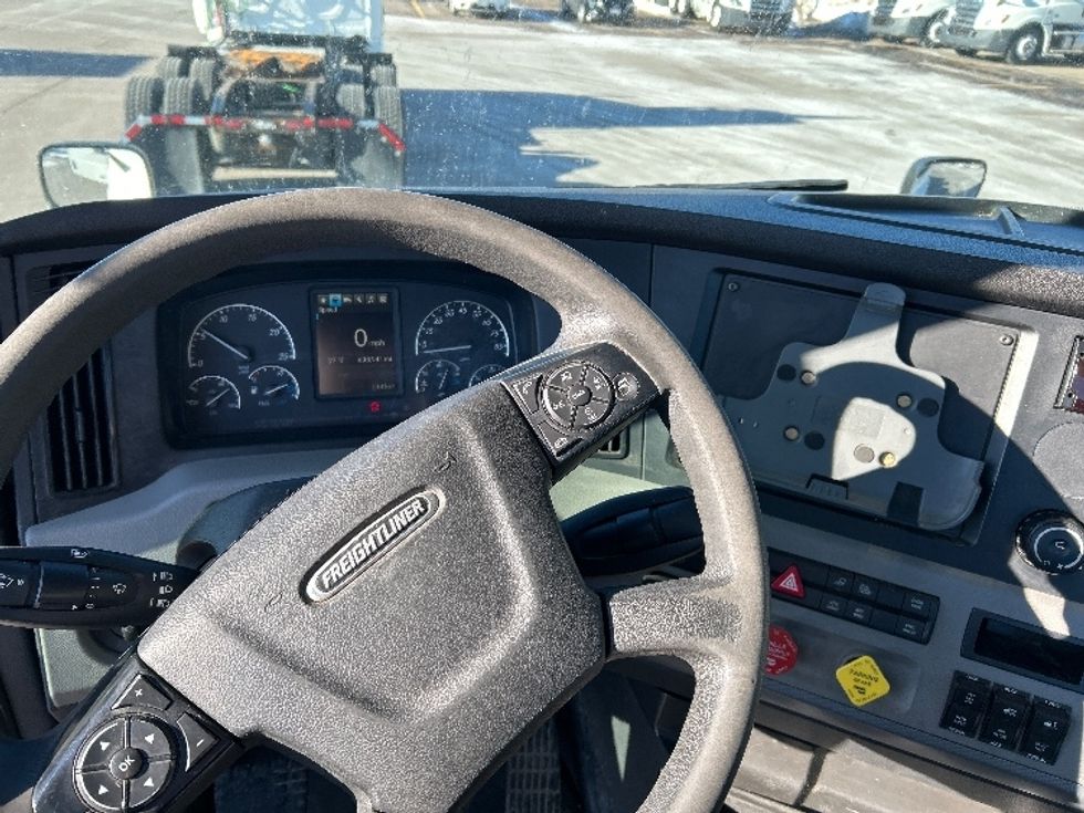 Day Cab Tractor-Heavy Duty Tractors-Freightliner-2019-T12664ST-Brooklyn Park-MN-608,940\n\t\tmiles-$ 25,000 - Image 11