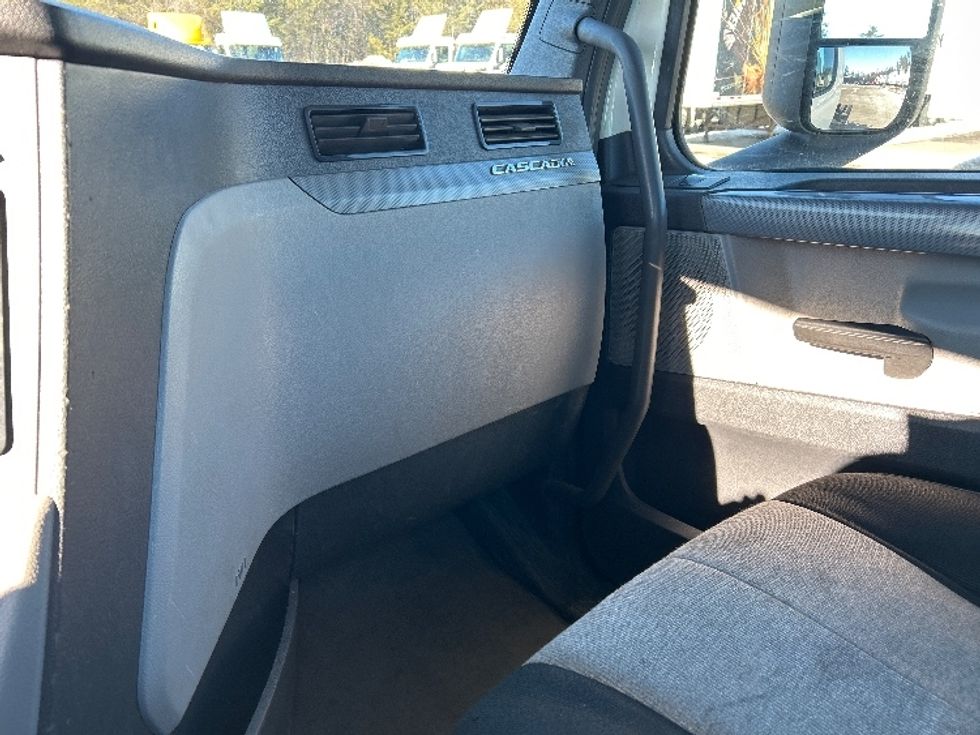 Day Cab Tractor-Heavy Duty Tractors-Freightliner-2019-T12664ST-Brooklyn Park-MN-608,940\n\t\tmiles-$ 25,000 - Image 13