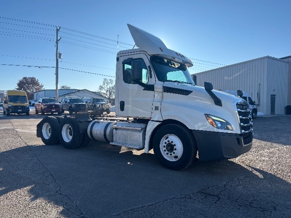 Day Cab Tractor-Heavy Duty Tractors-Freightliner-2019-T12664ST-Brooklyn Park-MN-613,355\n\t\tmiles-$ 23,500 - Image 1
