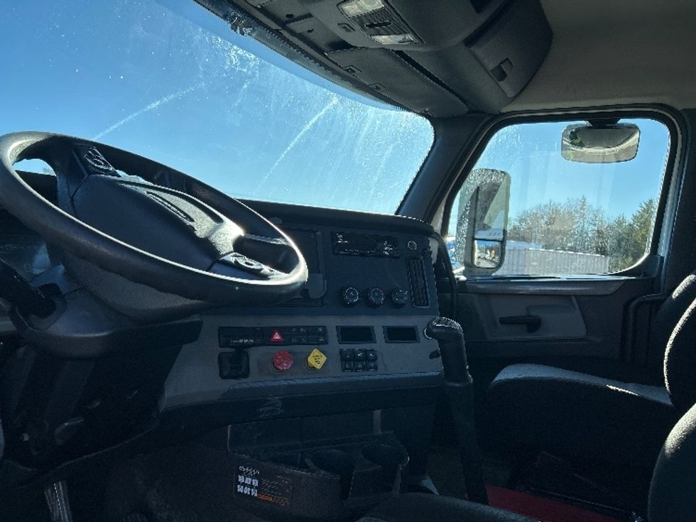 Day Cab Tractor-Heavy Duty Tractors-Freightliner-2019-T12664ST-Brooklyn Park-MN-614,856\n\t\tmiles-$ 23,500 - Image 10