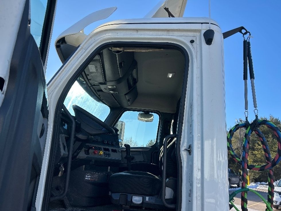 Day Cab Tractor-Heavy Duty Tractors-Freightliner-2019-T12664ST-Brooklyn Park-MN-614,856\n\t\tmiles-$ 23,500 - Image 9