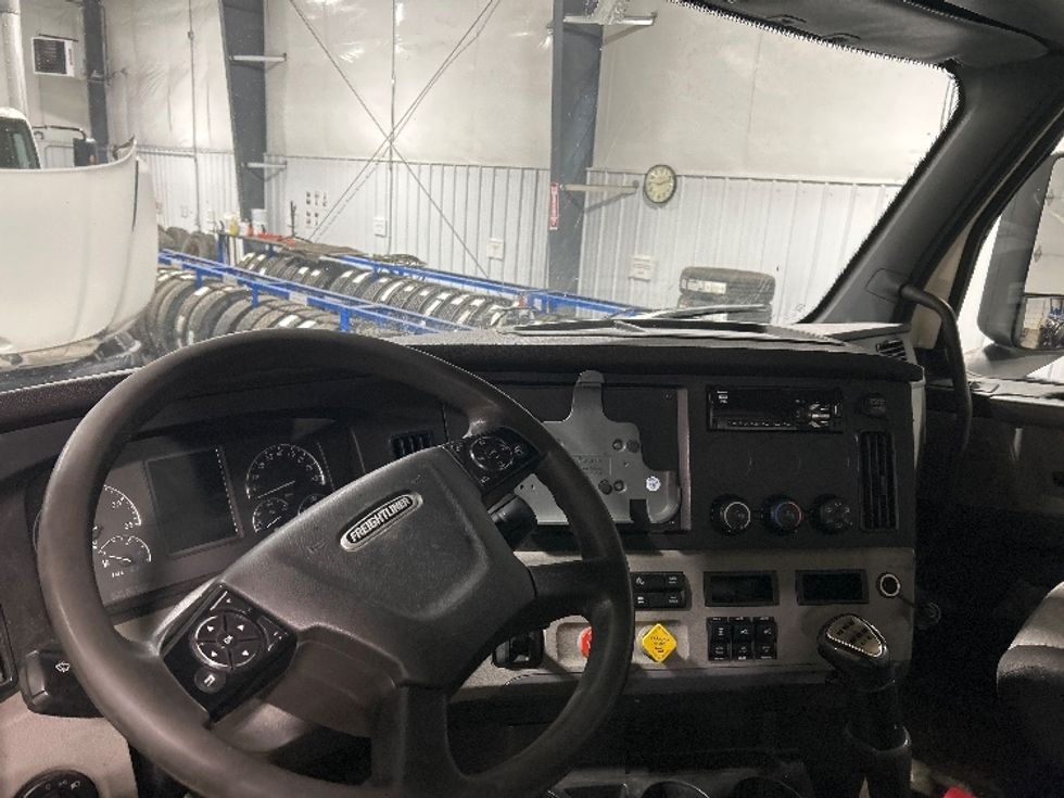 Day Cab Tractor-Heavy Duty Tractors-Freightliner-2019-T12664ST-Brooklyn Park-MN-622,507\n\t\tmiles-$ 22,500 - Image 10