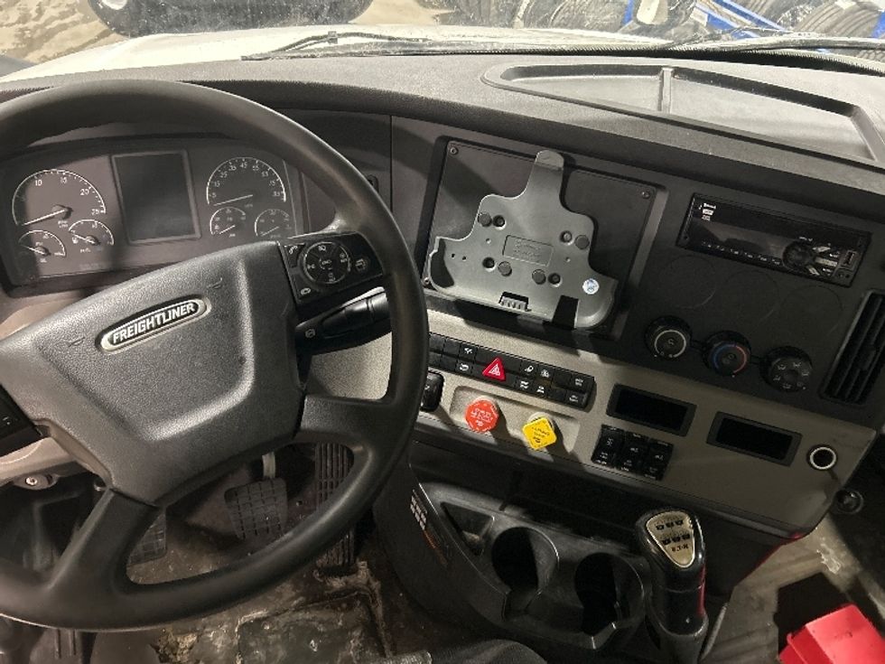 Day Cab Tractor-Heavy Duty Tractors-Freightliner-2019-T12664ST-Brooklyn Park-MN-622,507\n\t\tmiles-$ 22,500 - Image 11