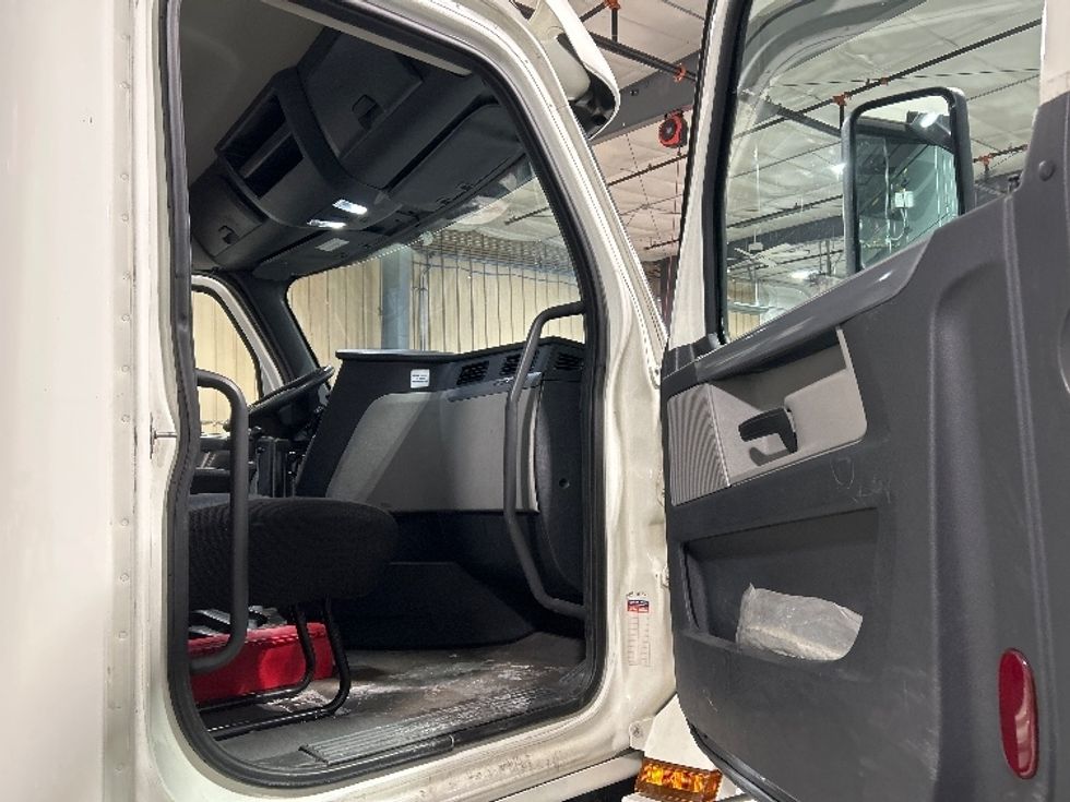 Day Cab Tractor-Heavy Duty Tractors-Freightliner-2019-T12664ST-Brooklyn Park-MN-622,507\n\t\tmiles-$ 22,500 - Image 12