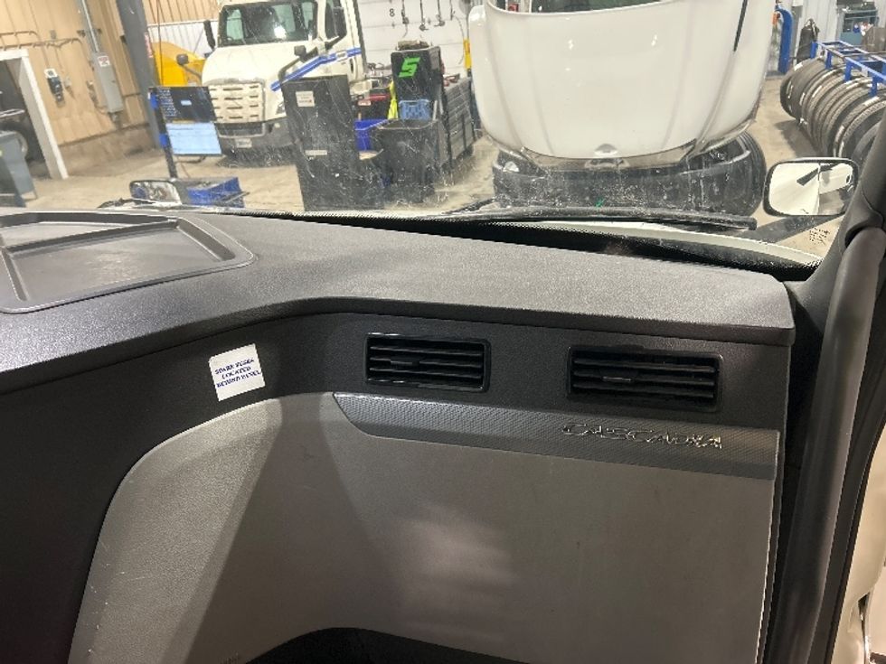 Day Cab Tractor-Heavy Duty Tractors-Freightliner-2019-T12664ST-Brooklyn Park-MN-622,507\n\t\tmiles-$ 22,500 - Image 13