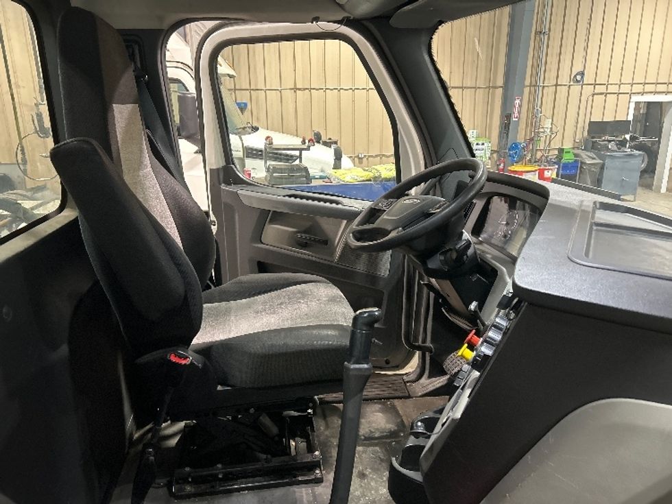 Day Cab Tractor-Heavy Duty Tractors-Freightliner-2019-T12664ST-Brooklyn Park-MN-622,507\n\t\tmiles-$ 22,500 - Image 14