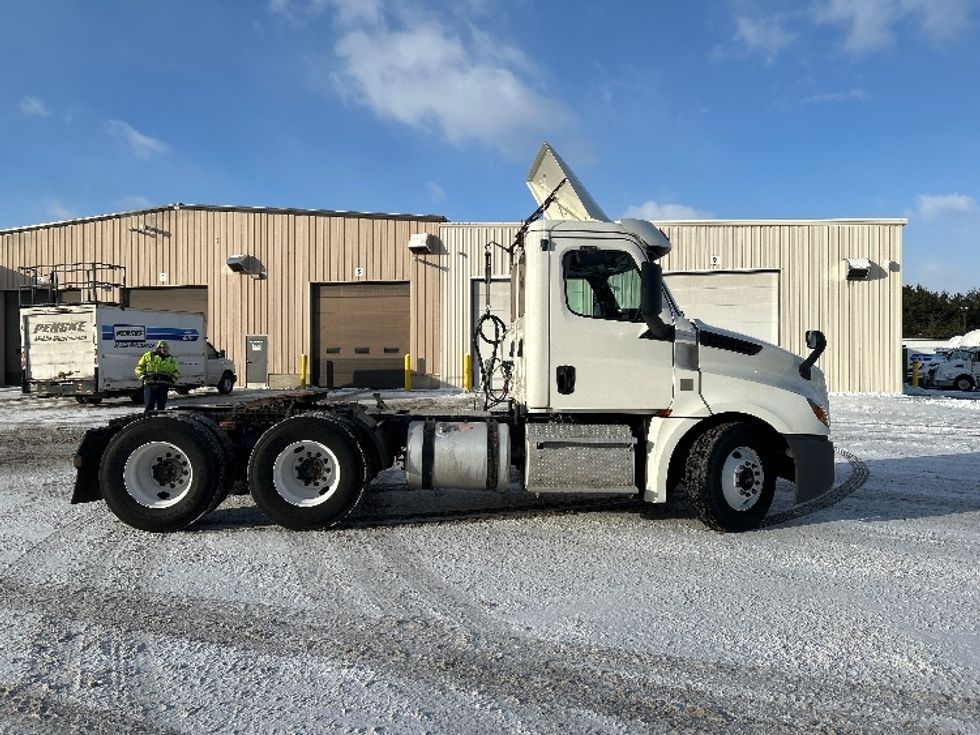 Day Cab Tractor-Heavy Duty Tractors-Freightliner-2019-T12664ST-Brooklyn Park-MN-622,507\n\t\tmiles-$ 22,500 - Image 8