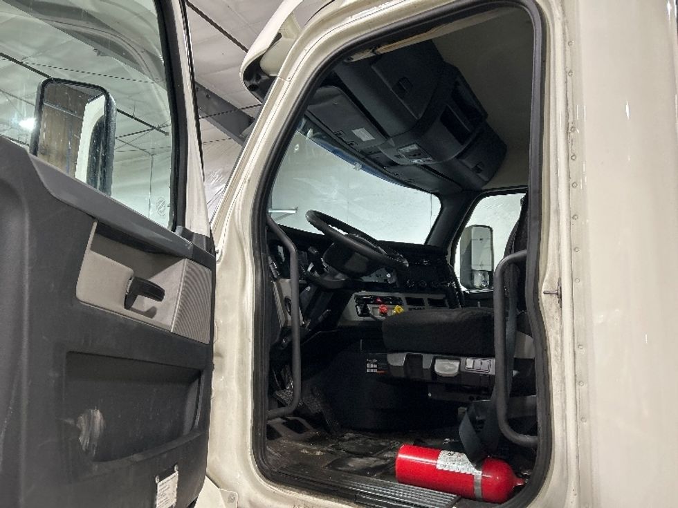 Day Cab Tractor-Heavy Duty Tractors-Freightliner-2019-T12664ST-Brooklyn Park-MN-622,507\n\t\tmiles-$ 22,500 - Image 9