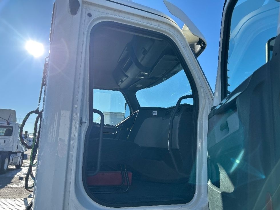 Day Cab Tractor-Heavy Duty Tractors-Freightliner-2019-T12664ST-Brooklyn Park-MN-624,027\n\t\tmiles-$ 23,250 - Image 12