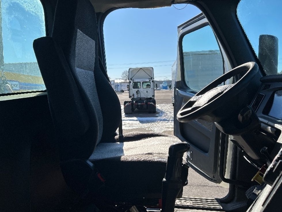 Day Cab Tractor-Heavy Duty Tractors-Freightliner-2019-T12664ST-Brooklyn Park-MN-624,027\n\t\tmiles-$ 23,250 - Image 16