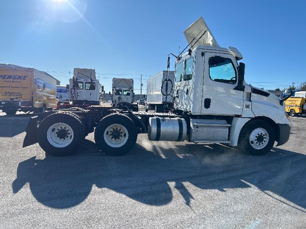 Day Cab Tractor-Heavy Duty Tractors-Freightliner-2019-T12664ST-Brooklyn Park-MN-624,027\n\t\tmiles-$ 23,250 - Image 8