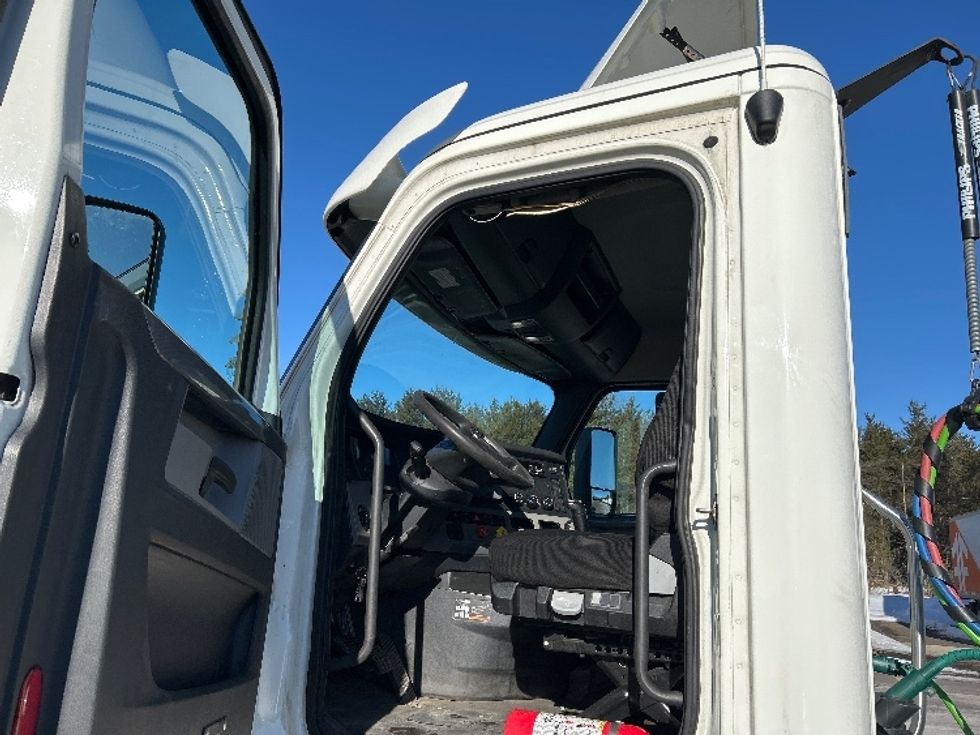 Day Cab Tractor-Heavy Duty Tractors-Freightliner-2019-T12664ST-Brooklyn Park-MN-624,027\n\t\tmiles-$ 23,250 - Image 9