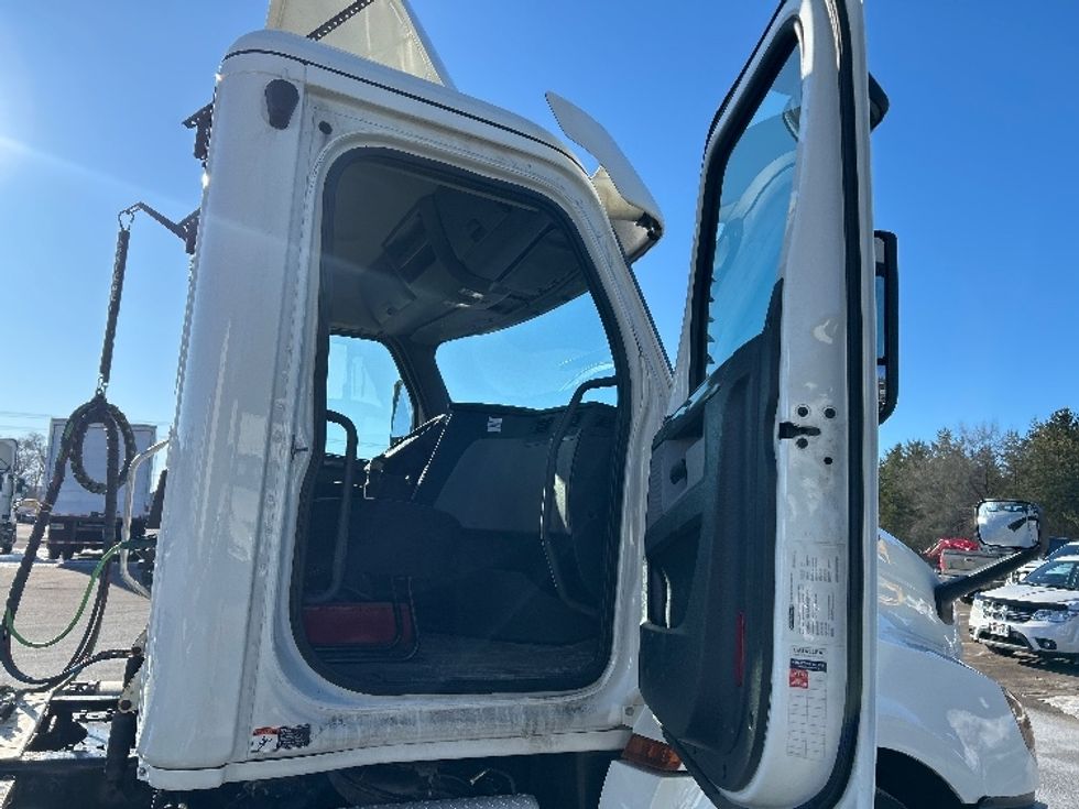 Day Cab Tractor-Heavy Duty Tractors-Freightliner-2019-T12664ST-Brooklyn Park-MN-630,271\n\t\tmiles-$ 23,250 - Image 12