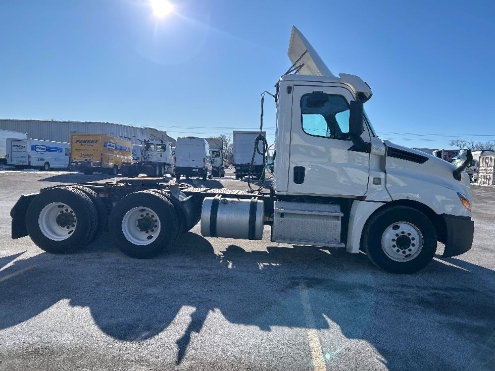 Day Cab Tractor-Heavy Duty Tractors-Freightliner-2019-T12664ST-Brooklyn Park-MN-630,271\n\t\tmiles-$ 23,250 - Image 8