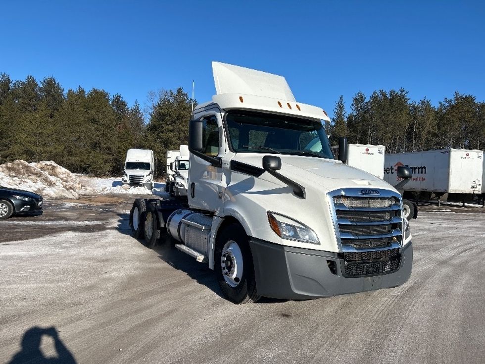 Day Cab Tractor-Heavy Duty Tractors-Freightliner-2019-T12664ST-Brooklyn Park-MN-634,595\n\t\tmiles-$ 23,250 - Image 1