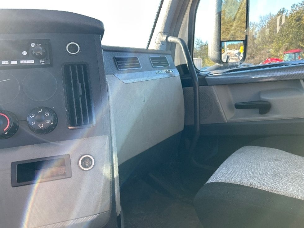 Day Cab Tractor-Heavy Duty Tractors-Freightliner-2019-T12664ST-Brooklyn Park-MN-634,595\n\t\tmiles-$ 23,250 - Image 12