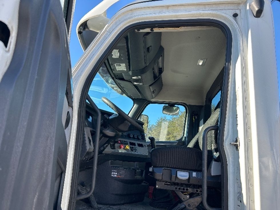 Day Cab Tractor-Heavy Duty Tractors-Freightliner-2019-T12664ST-Brooklyn Park-MN-634,595\n\t\tmiles-$ 23,250 - Image 8